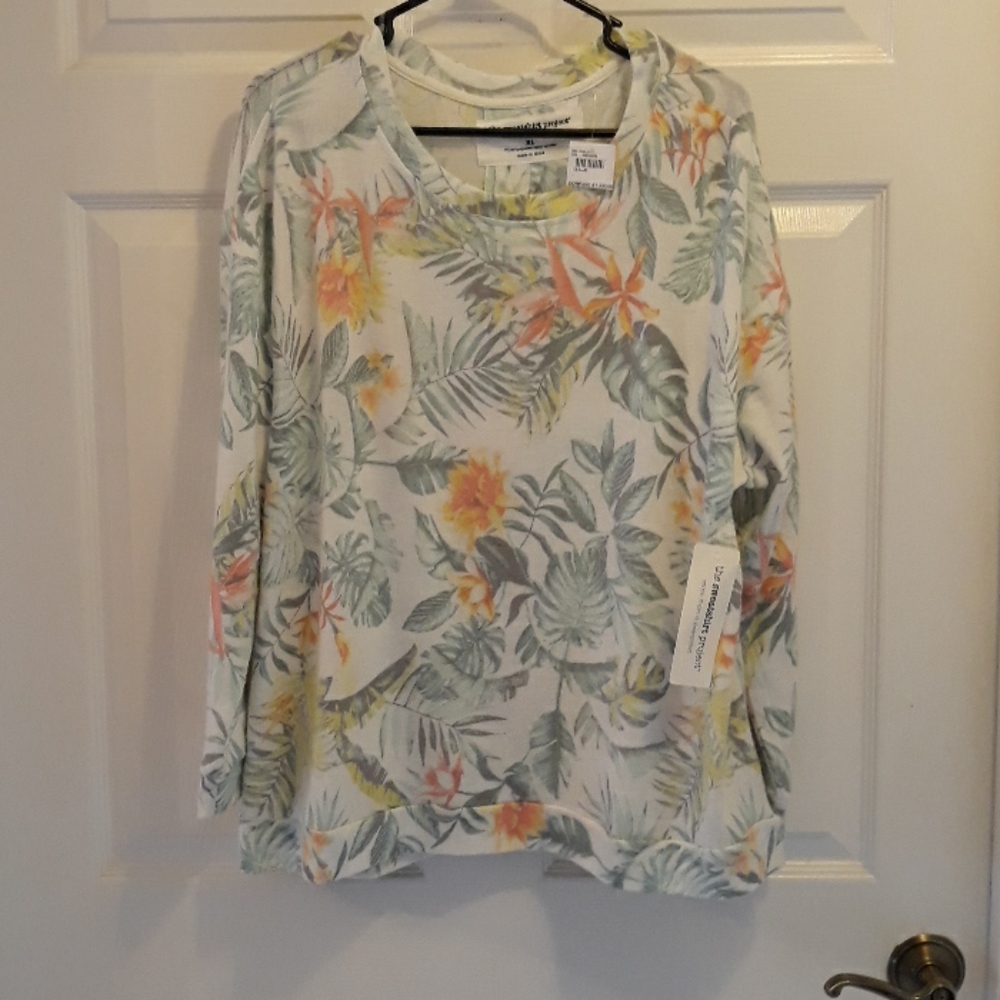 NWT - Ladies lightweight soft sweatshirt